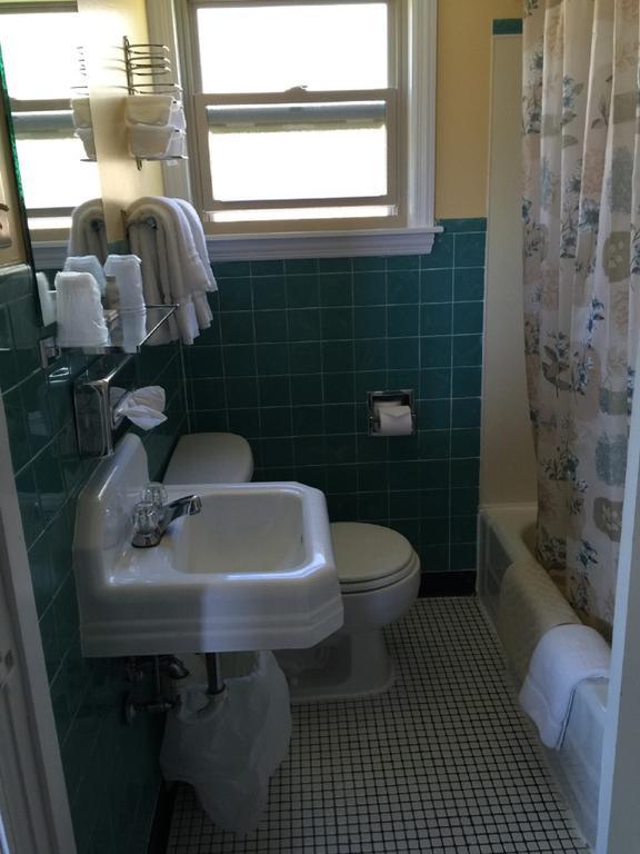The Gull Motel, Belfast Room photo